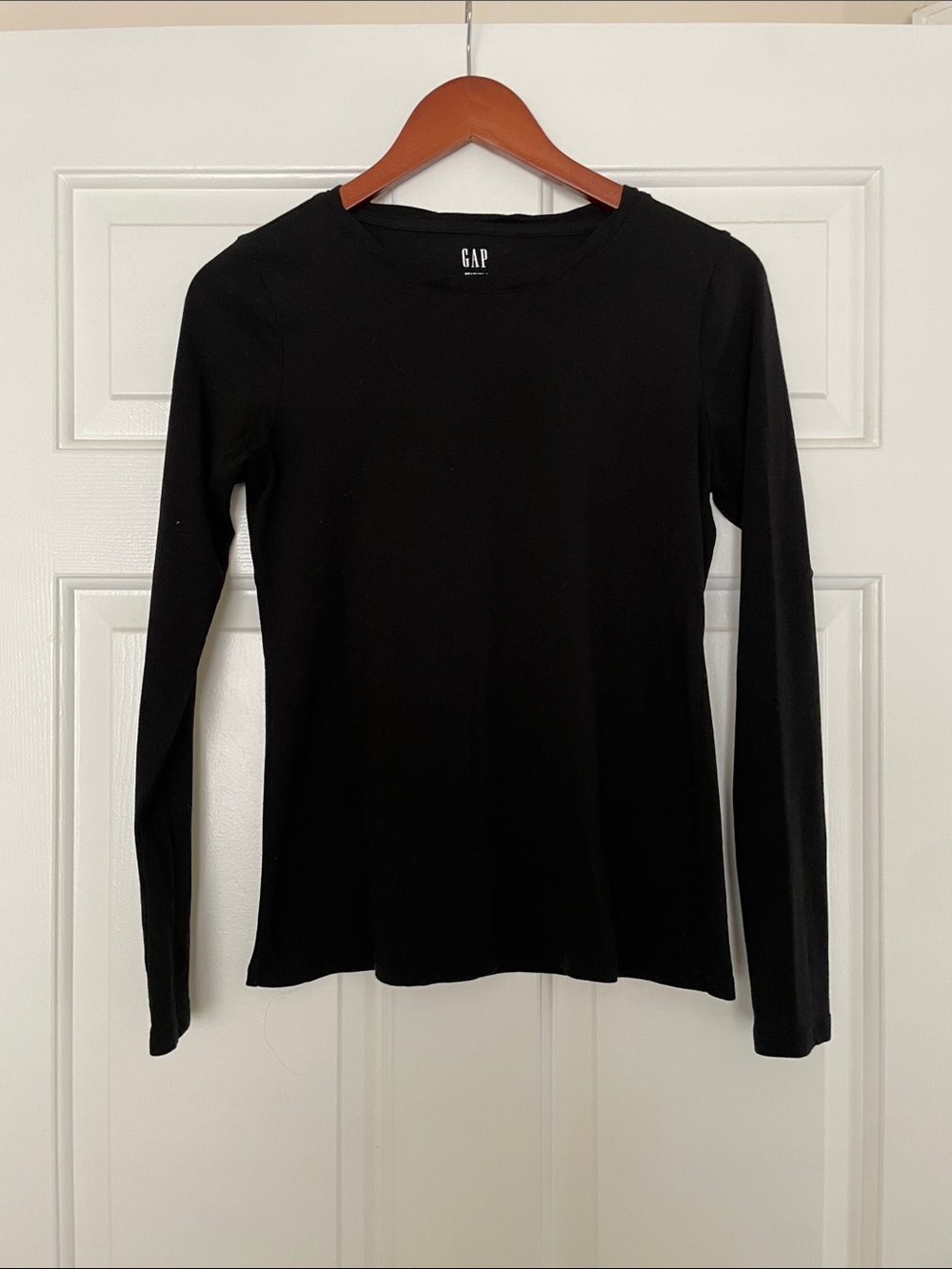 GAP Black Long-Sleeve Crewneck Slim Fit Top